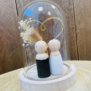 Huwelijks stolp met houten poppetjes